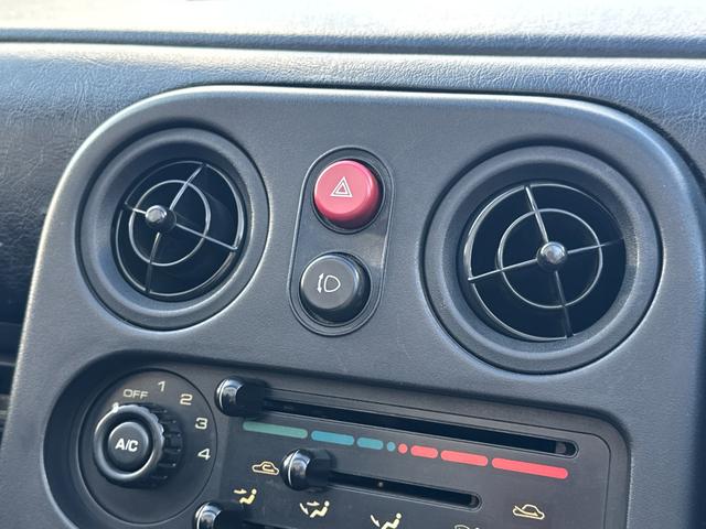 ライトをひねるもしくはスイッチからリトラの開け閉めができます。