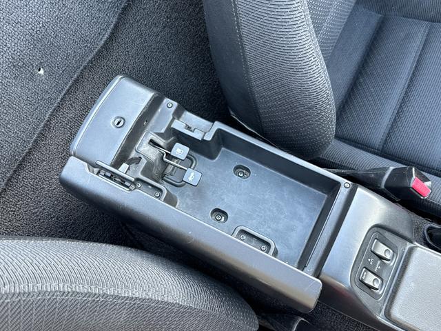 センターコンソールの中にガソリンとトランクのオープナーがあります。