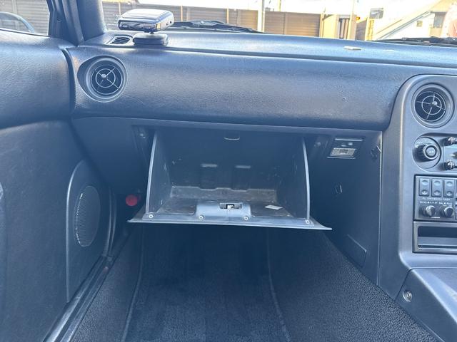 助手席前のグローブボックス内には車検証や車内の常備品を収納しておくのに便利です。