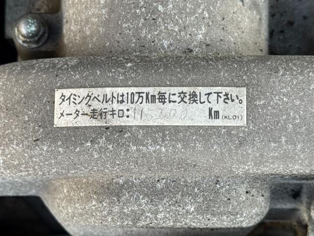 １１５，２００ｋｍ時にタイミングベルトを交換したことを示すプレートがあります。