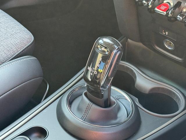 ＭＩＮＩ クーパーＤ　クロスオーバー　インテリジェントセーフティ　ドライビングアシスト　パワーバックドア　純正ＨＤＤナビ　リアビューカメラ　アクティブクルーズコントロール　アンビエントライト　　Ｂｌｕｅｔｏｏｔｈ　ＡｐｐｌｅＣａｒＰｌａｙ（50枚目）