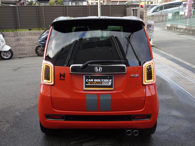 Ｎ－ＯＮＥ ＲＳ　６ＭＴ　エンケイ１５インチ　モデューロサス　ＨＫＳマフラー　ツートーンカラー　無限サイドバイザー　無限ドアハンドルプロテクター　センターストライプデカール　ギャザーズ８インチナビ　前後ドラレコ（4枚目）