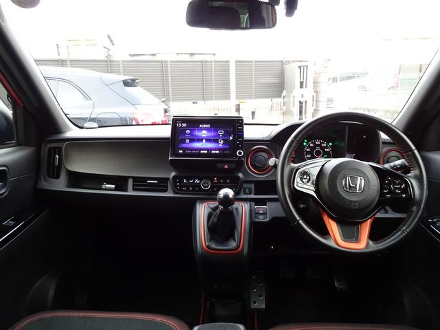 Ｎ－ＯＮＥ ＲＳ　６ＭＴ　エンケイ１５インチ　モデューロサス　ＨＫＳマフラー　ツートーンカラー　無限サイドバイザー　無限ドアハンドルプロテクター　センターストライプデカール　ギャザーズ８インチナビ　前後ドラレコ（23枚目）