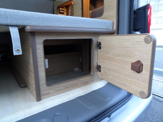 ＮＶ２００バネットワゴン １６Ｘ－２Ｒ　フジカーズ　ＦＯＣＳ　Ｌｕｓ　サブバッテリー　走行充電　外部電源　インバーター　ＲＥＶＯシート　脱着式テーブル　遮光カーテン　天井ＬＥＤ照明　社外７インチナビ　バックカメラ　フリップダウンモニター（16枚目）