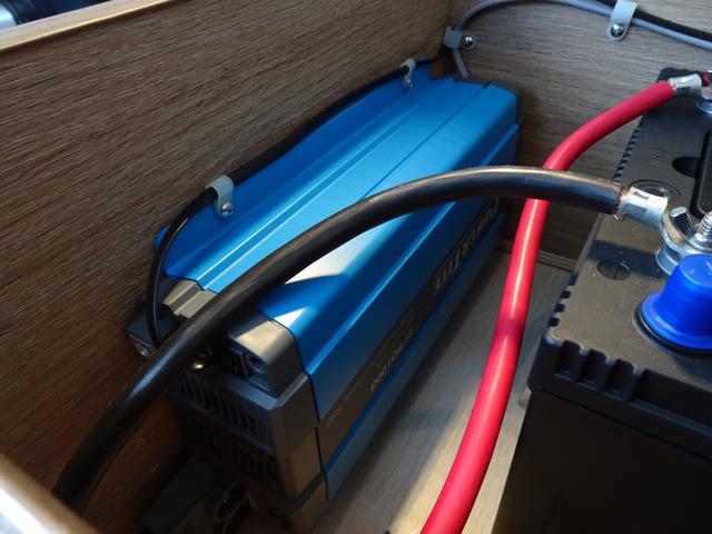 ＮＶ２００バネットワゴン １６Ｘ－２Ｒ　フジカーズ　ＦＯＣＳ　Ｌｕｓ　サブバッテリー　走行充電　外部電源　インバーター　ＲＥＶＯシート　脱着式テーブル　遮光カーテン　天井ＬＥＤ照明　社外７インチナビ　バックカメラ　フリップダウンモニター（21枚目）