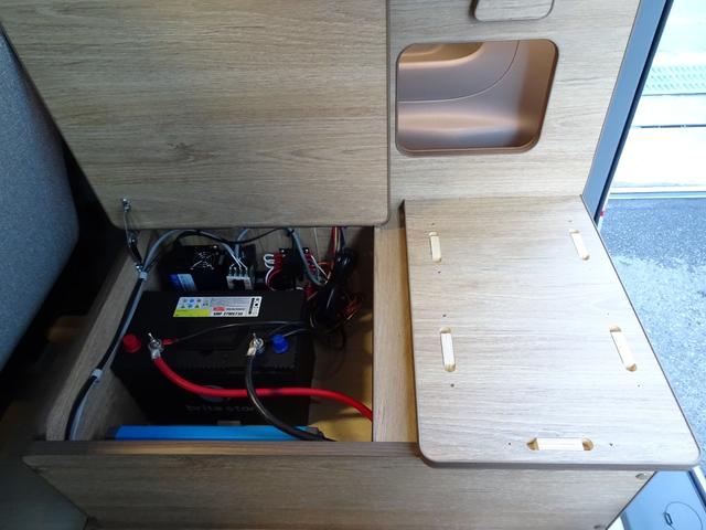 ＮＶ２００バネットワゴン １６Ｘ－２Ｒ　フジカーズ　ＦＯＣＳ　Ｌｕｓ　サブバッテリー　走行充電　外部電源　インバーター　ＲＥＶＯシート　脱着式テーブル　遮光カーテン　天井ＬＥＤ照明　社外７インチナビ　バックカメラ　フリップダウンモニター（22枚目）