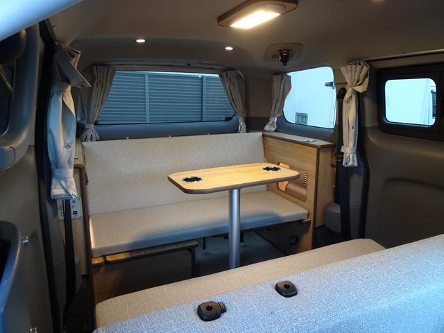 ＮＶ２００バネットワゴン １６Ｘ－２Ｒ　フジカーズ　ＦＯＣＳ　Ｌｕｓ　サブバッテリー　走行充電　外部電源　インバーター　ＲＥＶＯシート　脱着式テーブル　遮光カーテン　天井ＬＥＤ照明　社外７インチナビ　バックカメラ　フリップダウンモニター（28枚目）