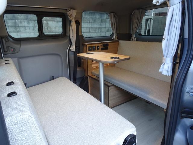 ＮＶ２００バネットワゴン １６Ｘ－２Ｒ　フジカーズ　ＦＯＣＳ　Ｌｕｓ　サブバッテリー　走行充電　外部電源　インバーター　ＲＥＶＯシート　脱着式テーブル　遮光カーテン　天井ＬＥＤ照明　社外７インチナビ　バックカメラ　フリップダウンモニター（29枚目）