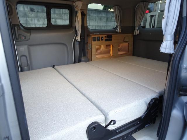 ＮＶ２００バネットワゴン １６Ｘ－２Ｒ　フジカーズ　ＦＯＣＳ　Ｌｕｓ　サブバッテリー　走行充電　外部電源　インバーター　ＲＥＶＯシート　脱着式テーブル　遮光カーテン　天井ＬＥＤ照明　社外７インチナビ　バックカメラ　フリップダウンモニター（33枚目）