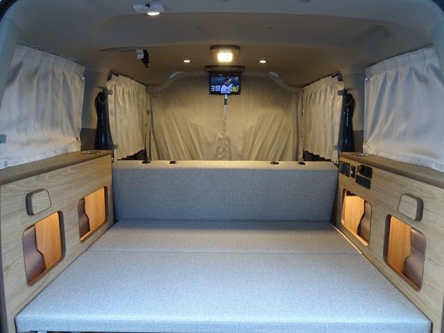 ＮＶ２００バネットワゴン １６Ｘ－２Ｒ　フジカーズ　ＦＯＣＳ　Ｌｕｓ　サブバッテリー　走行充電　外部電源　インバーター　ＲＥＶＯシート　脱着式テーブル　遮光カーテン　天井ＬＥＤ照明　社外７インチナビ　バックカメラ　フリップダウンモニター（34枚目）