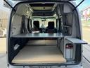 セカンドシートを倒してベッド状態にした車内です。