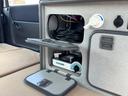 専用家具が架装されております、上段収納にはヒューズBOX・外部電源コード、下段にコンロが収納されています。