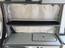 専用家具が架装されており、調理器具や調味料を収納しておくことができます。