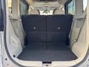 4名乗車時の荷室の状態です、分割可倒式になっているので乗車人数に応じて荷室の容量を拡げることができます。