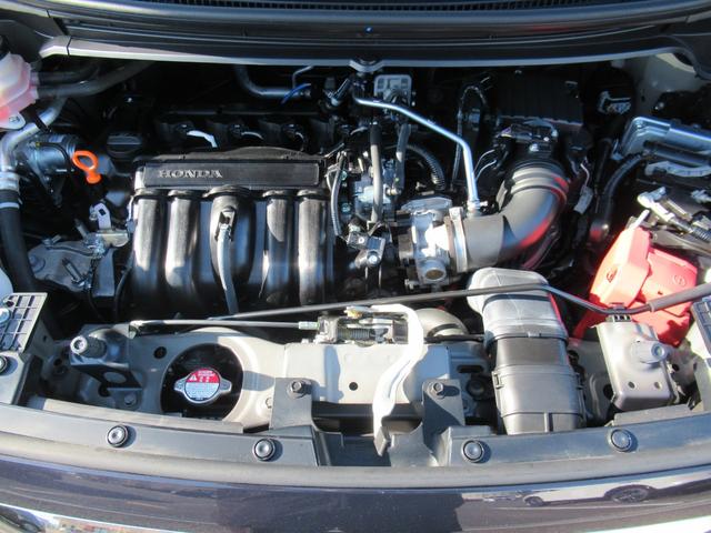 フリードハイブリッド ハイブリッド・Ｇブラックスタイル　ギャザズ９インチナビ　Ｂｌｕｅｔｏｏｔｈ　ＣＤ・ＤＶＤ再生　バックカメラ　前後ドラレコ　両側電動スライド　シートヒーター　後席モニター　モデューロエアロ　純正アルミホイール　ロールサンシェード（17枚目）