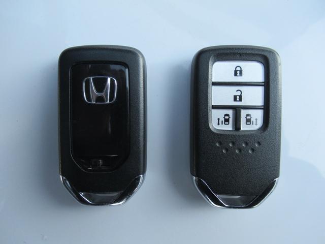 フリードハイブリッド ハイブリッド・Ｇブラックスタイル　ギャザズ９インチナビ　Ｂｌｕｅｔｏｏｔｈ　ＣＤ・ＤＶＤ再生　バックカメラ　前後ドラレコ　両側電動スライド　シートヒーター　後席モニター　モデューロエアロ　純正アルミホイール　ロールサンシェード（26枚目）