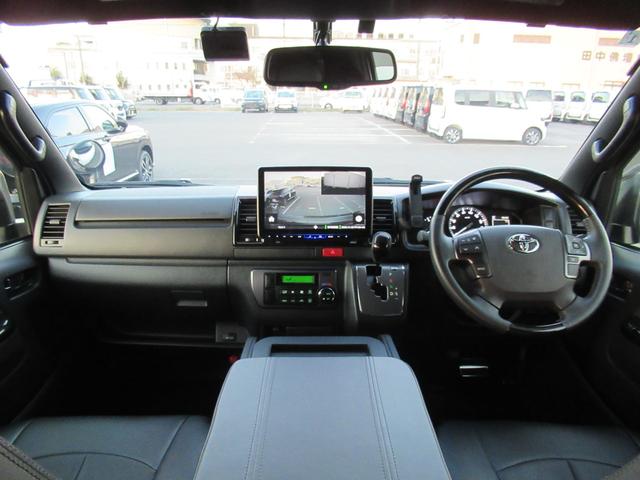 ハイエースバン スーパーＧＬダークプライムＩＩ　アルパインナビ　Ｂｌｕｅｔｏｏｔｈ　ＣＤ・ＤＶＤ再生　フルセグＴＶ　バックカメラ　前後ドラレコ　社外アルミホイール　純正アルミホイール付きスタッドレスタイヤ　ベッドキット　ＡＣ１００Ｖ電源付き（3枚目）
