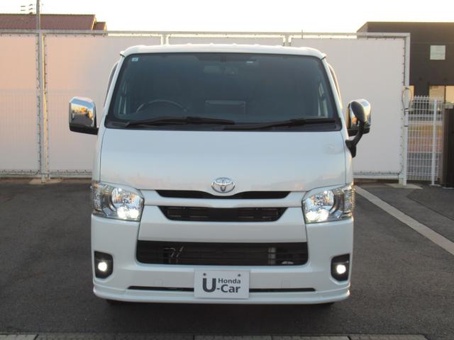 ハイエースバン スーパーＧＬダークプライムＩＩ　アルパインナビ　Ｂｌｕｅｔｏｏｔｈ　ＣＤ・ＤＶＤ再生　フルセグＴＶ　バックカメラ　前後ドラレコ　社外アルミホイール　純正アルミホイール付きスタッドレスタイヤ　ベッドキット　ＡＣ１００Ｖ電源付き（4枚目）