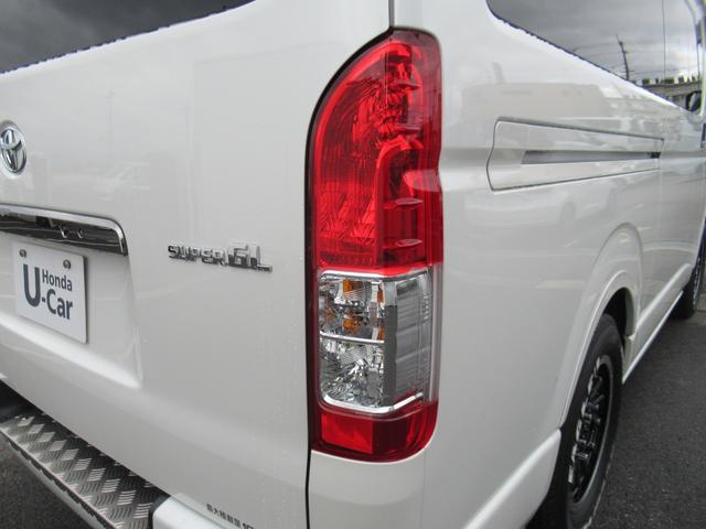 ハイエースバン スーパーＧＬダークプライムＩＩ　アルパインナビ　Ｂｌｕｅｔｏｏｔｈ　ＣＤ・ＤＶＤ再生　フルセグＴＶ　バックカメラ　前後ドラレコ　社外アルミホイール　純正アルミホイール付きスタッドレスタイヤ　ベッドキット　ＡＣ１００Ｖ電源付き（13枚目）