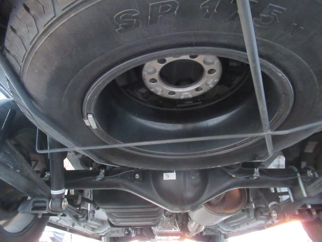 ハイエースバン スーパーＧＬダークプライムＩＩ　アルパインナビ　Ｂｌｕｅｔｏｏｔｈ　ＣＤ・ＤＶＤ再生　フルセグＴＶ　バックカメラ　前後ドラレコ　社外アルミホイール　純正アルミホイール付きスタッドレスタイヤ　ベッドキット　ＡＣ１００Ｖ電源付き（16枚目）