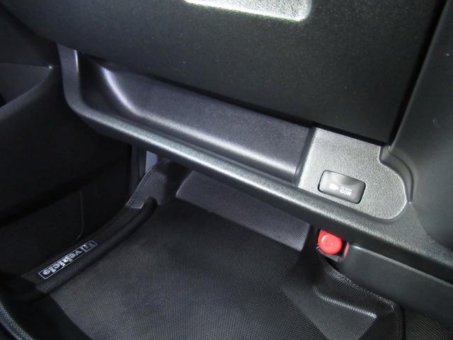 ハイエースバン スーパーＧＬダークプライムＩＩ　アルパインナビ　Ｂｌｕｅｔｏｏｔｈ　ＣＤ・ＤＶＤ再生　フルセグＴＶ　バックカメラ　前後ドラレコ　社外アルミホイール　純正アルミホイール付きスタッドレスタイヤ　ベッドキット　ＡＣ１００Ｖ電源付き（25枚目）