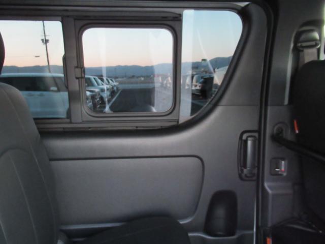 ハイエースバン スーパーＧＬダークプライムＩＩ　アルパインナビ　Ｂｌｕｅｔｏｏｔｈ　ＣＤ・ＤＶＤ再生　フルセグＴＶ　バックカメラ　前後ドラレコ　社外アルミホイール　純正アルミホイール付きスタッドレスタイヤ　ベッドキット　ＡＣ１００Ｖ電源付き（43枚目）