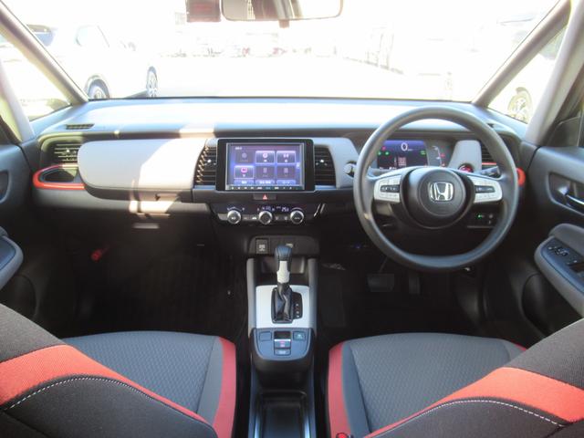 フィット ｅ：ＨＥＶネス　ギャザズナビ　Ｂｌｕｅｔｏｏｔｈ　ＣＤ・ＤＶＤ再生　フルセグＴＶ　バックカメラ　前後ドラレコ　ＬＥＤヘッドライト　純正アルミホイール　アクセント２トーンカラー　禁煙車　ＵＳＢチャージャー付き（3枚目）