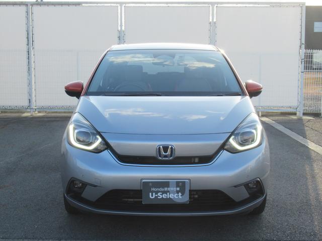 フィット ｅ：ＨＥＶネス　ギャザズナビ　Ｂｌｕｅｔｏｏｔｈ　ＣＤ・ＤＶＤ再生　フルセグＴＶ　バックカメラ　前後ドラレコ　ＬＥＤヘッドライト　純正アルミホイール　アクセント２トーンカラー　禁煙車　ＵＳＢチャージャー付き（4枚目）