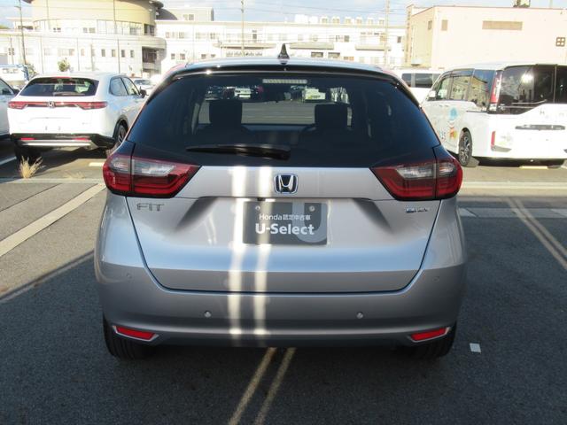 フィット ｅ：ＨＥＶネス　ギャザズナビ　Ｂｌｕｅｔｏｏｔｈ　ＣＤ・ＤＶＤ再生　フルセグＴＶ　バックカメラ　前後ドラレコ　ＬＥＤヘッドライト　純正アルミホイール　アクセント２トーンカラー　禁煙車　ＵＳＢチャージャー付き（7枚目）