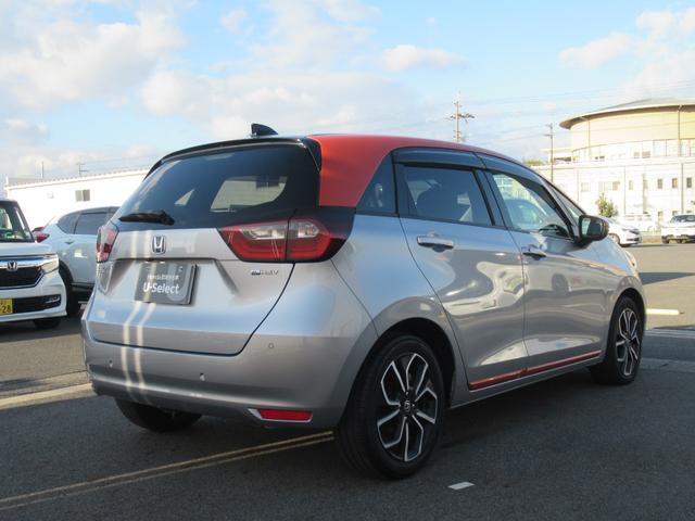 フィット ｅ：ＨＥＶネス　ギャザズナビ　Ｂｌｕｅｔｏｏｔｈ　ＣＤ・ＤＶＤ再生　フルセグＴＶ　バックカメラ　前後ドラレコ　ＬＥＤヘッドライト　純正アルミホイール　アクセント２トーンカラー　禁煙車　ＵＳＢチャージャー付き（8枚目）