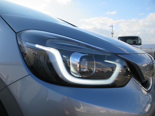 フィット ｅ：ＨＥＶネス　ギャザズナビ　Ｂｌｕｅｔｏｏｔｈ　ＣＤ・ＤＶＤ再生　フルセグＴＶ　バックカメラ　前後ドラレコ　ＬＥＤヘッドライト　純正アルミホイール　アクセント２トーンカラー　禁煙車　ＵＳＢチャージャー付き（10枚目）