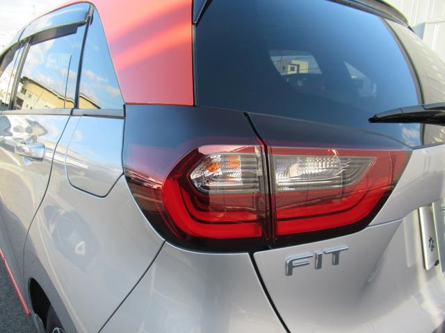 フィット ｅ：ＨＥＶネス　ギャザズナビ　Ｂｌｕｅｔｏｏｔｈ　ＣＤ・ＤＶＤ再生　フルセグＴＶ　バックカメラ　前後ドラレコ　ＬＥＤヘッドライト　純正アルミホイール　アクセント２トーンカラー　禁煙車　ＵＳＢチャージャー付き（12枚目）
