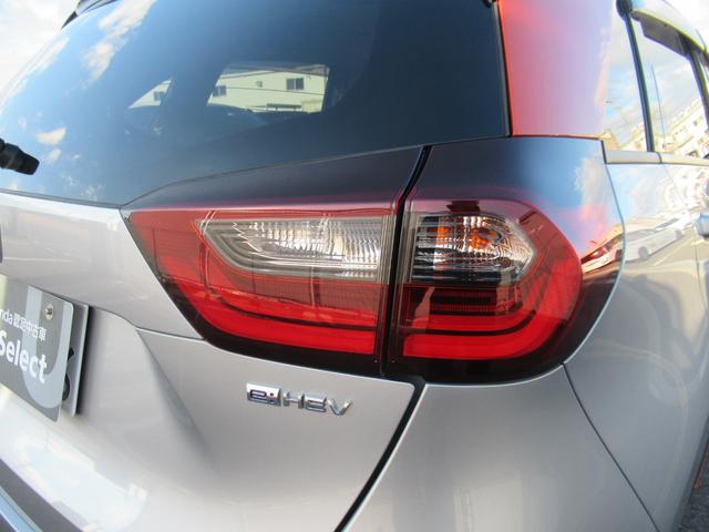 フィット ｅ：ＨＥＶネス　ギャザズナビ　Ｂｌｕｅｔｏｏｔｈ　ＣＤ・ＤＶＤ再生　フルセグＴＶ　バックカメラ　前後ドラレコ　ＬＥＤヘッドライト　純正アルミホイール　アクセント２トーンカラー　禁煙車　ＵＳＢチャージャー付き（13枚目）