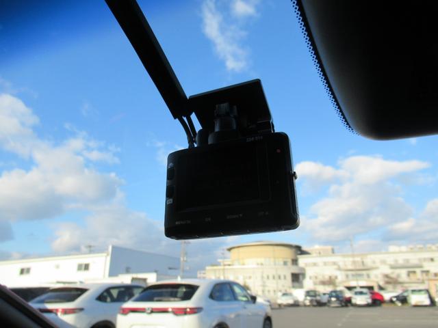 フィット ｅ：ＨＥＶネス　ギャザズナビ　Ｂｌｕｅｔｏｏｔｈ　ＣＤ・ＤＶＤ再生　フルセグＴＶ　バックカメラ　前後ドラレコ　ＬＥＤヘッドライト　純正アルミホイール　アクセント２トーンカラー　禁煙車　ＵＳＢチャージャー付き（20枚目）