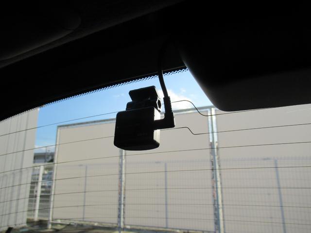 フィット ｅ：ＨＥＶネス　ギャザズナビ　Ｂｌｕｅｔｏｏｔｈ　ＣＤ・ＤＶＤ再生　フルセグＴＶ　バックカメラ　前後ドラレコ　ＬＥＤヘッドライト　純正アルミホイール　アクセント２トーンカラー　禁煙車　ＵＳＢチャージャー付き（21枚目）