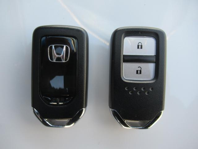 フィット ｅ：ＨＥＶネス　ギャザズナビ　Ｂｌｕｅｔｏｏｔｈ　ＣＤ・ＤＶＤ再生　フルセグＴＶ　バックカメラ　前後ドラレコ　ＬＥＤヘッドライト　純正アルミホイール　アクセント２トーンカラー　禁煙車　ＵＳＢチャージャー付き（25枚目）