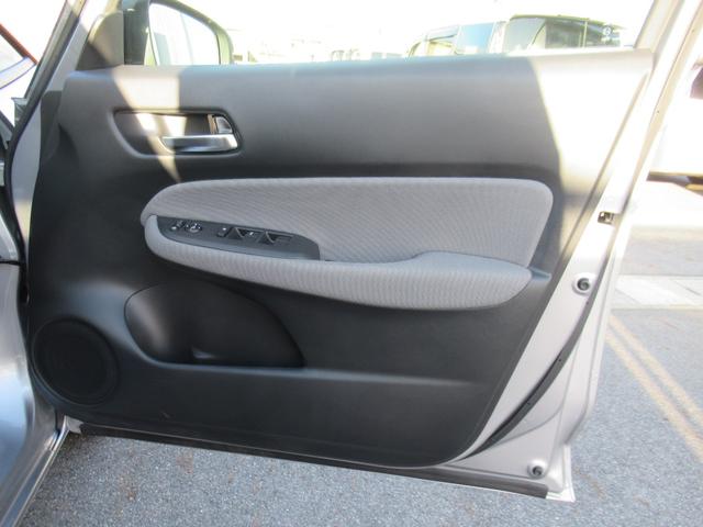 フィット ｅ：ＨＥＶネス　ギャザズナビ　Ｂｌｕｅｔｏｏｔｈ　ＣＤ・ＤＶＤ再生　フルセグＴＶ　バックカメラ　前後ドラレコ　ＬＥＤヘッドライト　純正アルミホイール　アクセント２トーンカラー　禁煙車　ＵＳＢチャージャー付き（32枚目）