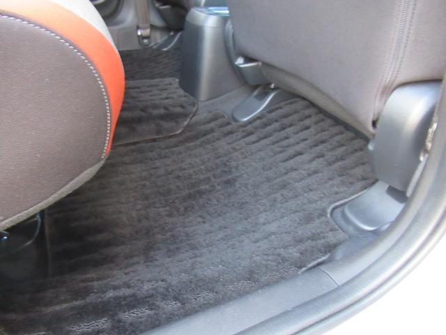 フィット ｅ：ＨＥＶネス　ギャザズナビ　Ｂｌｕｅｔｏｏｔｈ　ＣＤ・ＤＶＤ再生　フルセグＴＶ　バックカメラ　前後ドラレコ　ＬＥＤヘッドライト　純正アルミホイール　アクセント２トーンカラー　禁煙車　ＵＳＢチャージャー付き（38枚目）