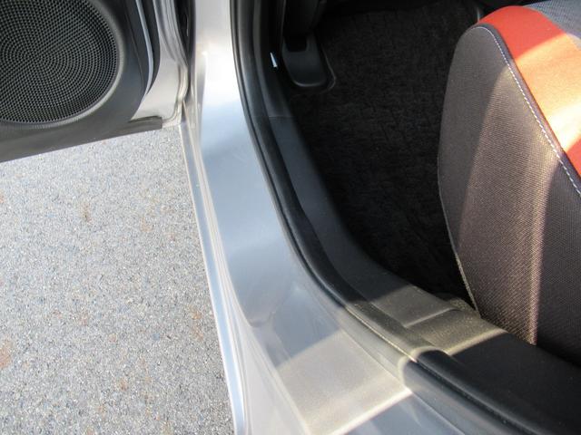 フィット ｅ：ＨＥＶネス　ギャザズナビ　Ｂｌｕｅｔｏｏｔｈ　ＣＤ・ＤＶＤ再生　フルセグＴＶ　バックカメラ　前後ドラレコ　ＬＥＤヘッドライト　純正アルミホイール　アクセント２トーンカラー　禁煙車　ＵＳＢチャージャー付き（47枚目）