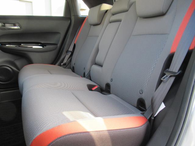 フィット ｅ：ＨＥＶネス　ギャザズナビ　Ｂｌｕｅｔｏｏｔｈ　ＣＤ・ＤＶＤ再生　フルセグＴＶ　バックカメラ　前後ドラレコ　ＬＥＤヘッドライト　純正アルミホイール　アクセント２トーンカラー　禁煙車　ＵＳＢチャージャー付き（49枚目）