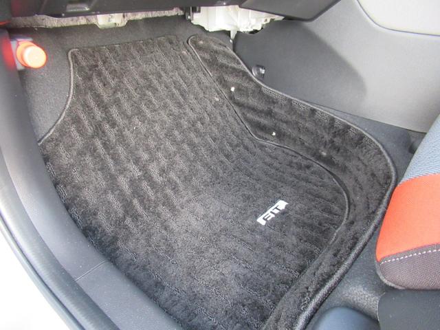 フィット ｅ：ＨＥＶネス　ギャザズナビ　Ｂｌｕｅｔｏｏｔｈ　ＣＤ・ＤＶＤ再生　フルセグＴＶ　バックカメラ　前後ドラレコ　ＬＥＤヘッドライト　純正アルミホイール　アクセント２トーンカラー　禁煙車　ＵＳＢチャージャー付き（52枚目）