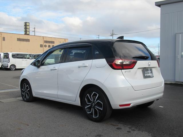 フィット ホーム　ギャザズナビ　Ｂｌｕｅｔｏｏｔｈ　ＣＤ・ＤＶＤ再生　フルセグＴＶ　バックカメラ　前後ドラレコ　ＬＥＤヘッドライト　アルミ　２トーンカラー　純正アルミホイール　禁煙車　スマートキー（6枚目）