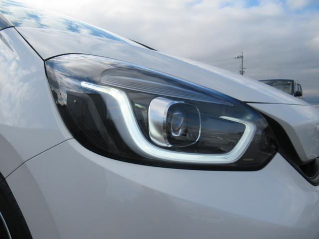 フィット ホーム　ギャザズナビ　Ｂｌｕｅｔｏｏｔｈ　ＣＤ・ＤＶＤ再生　フルセグＴＶ　バックカメラ　前後ドラレコ　ＬＥＤヘッドライト　アルミ　２トーンカラー　純正アルミホイール　禁煙車　スマートキー（10枚目）