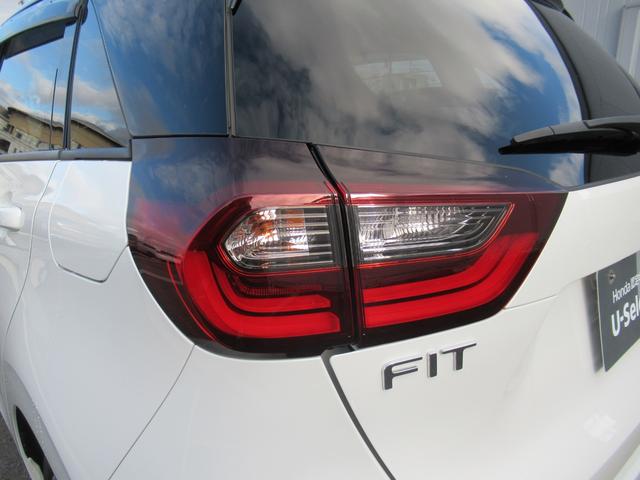 フィット ホーム　ギャザズナビ　Ｂｌｕｅｔｏｏｔｈ　ＣＤ・ＤＶＤ再生　フルセグＴＶ　バックカメラ　前後ドラレコ　ＬＥＤヘッドライト　アルミ　２トーンカラー　純正アルミホイール　禁煙車　スマートキー（12枚目）