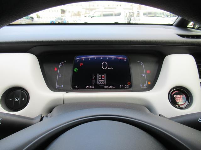 フィット ホーム　ギャザズナビ　Ｂｌｕｅｔｏｏｔｈ　ＣＤ・ＤＶＤ再生　フルセグＴＶ　バックカメラ　前後ドラレコ　ＬＥＤヘッドライト　アルミ　２トーンカラー　純正アルミホイール　禁煙車　スマートキー（17枚目）