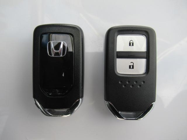 フィット ホーム　ギャザズナビ　Ｂｌｕｅｔｏｏｔｈ　ＣＤ・ＤＶＤ再生　フルセグＴＶ　バックカメラ　前後ドラレコ　ＬＥＤヘッドライト　アルミ　２トーンカラー　純正アルミホイール　禁煙車　スマートキー（23枚目）