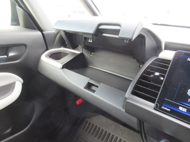 フィット ホーム　ギャザズナビ　Ｂｌｕｅｔｏｏｔｈ　ＣＤ・ＤＶＤ再生　フルセグＴＶ　バックカメラ　前後ドラレコ　ＬＥＤヘッドライト　アルミ　２トーンカラー　純正アルミホイール　禁煙車　スマートキー（24枚目）