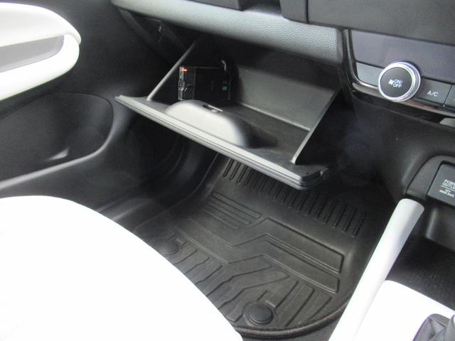 フィット ホーム　ギャザズナビ　Ｂｌｕｅｔｏｏｔｈ　ＣＤ・ＤＶＤ再生　フルセグＴＶ　バックカメラ　前後ドラレコ　ＬＥＤヘッドライト　アルミ　２トーンカラー　純正アルミホイール　禁煙車　スマートキー（25枚目）