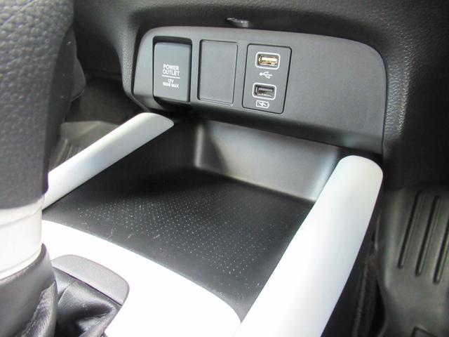 フィット ホーム　ギャザズナビ　Ｂｌｕｅｔｏｏｔｈ　ＣＤ・ＤＶＤ再生　フルセグＴＶ　バックカメラ　前後ドラレコ　ＬＥＤヘッドライト　アルミ　２トーンカラー　純正アルミホイール　禁煙車　スマートキー（27枚目）