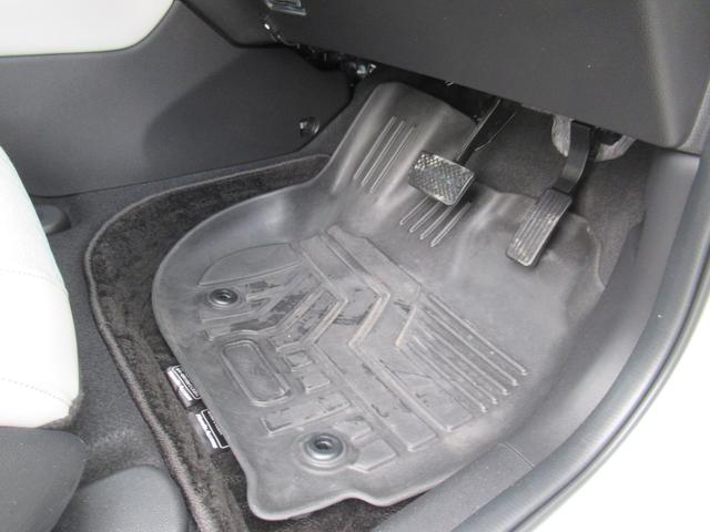 フィット ホーム　ギャザズナビ　Ｂｌｕｅｔｏｏｔｈ　ＣＤ・ＤＶＤ再生　フルセグＴＶ　バックカメラ　前後ドラレコ　ＬＥＤヘッドライト　アルミ　２トーンカラー　純正アルミホイール　禁煙車　スマートキー（31枚目）